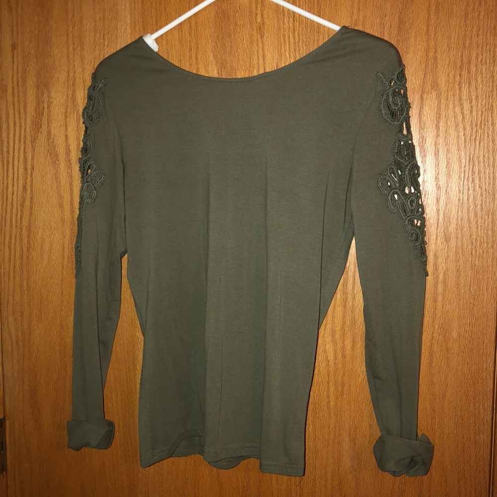 See through shoulders floral print. Swoops in back